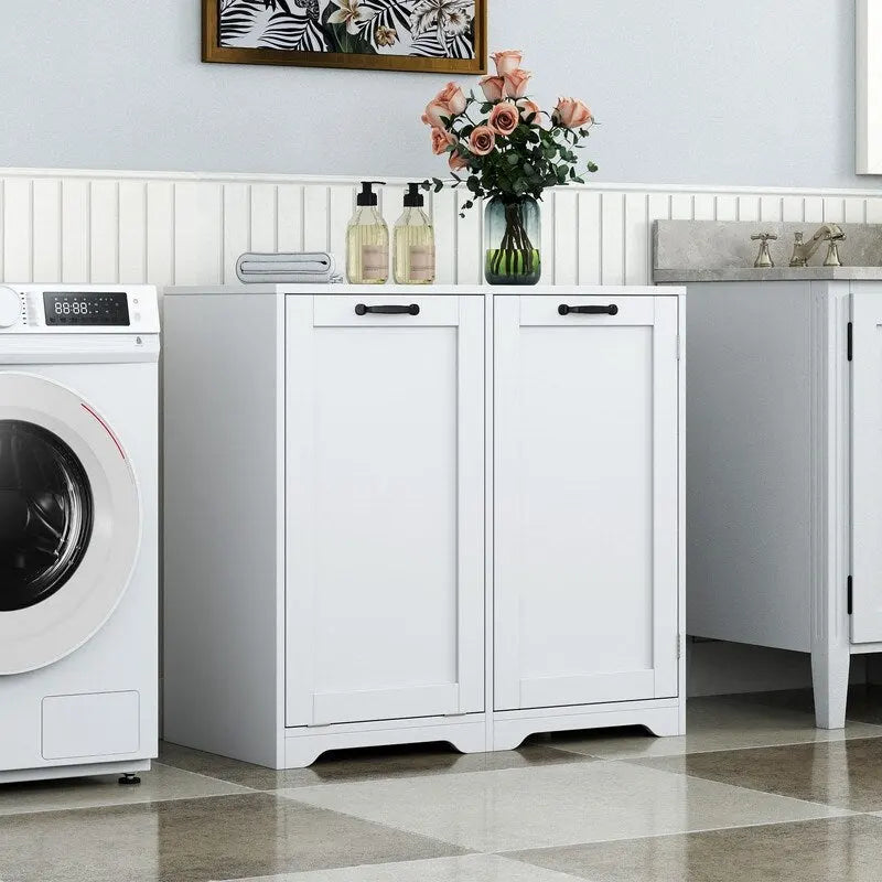 Vrijstaande badkamerkast met kantelbare wasmand en verstelbare planken