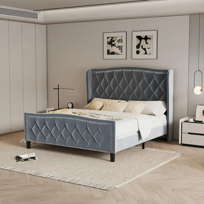 Tweepersoons bed met fluwelen bekleding, gewatteerd hoofdbord met zijpanelen en houten lattenbodem
