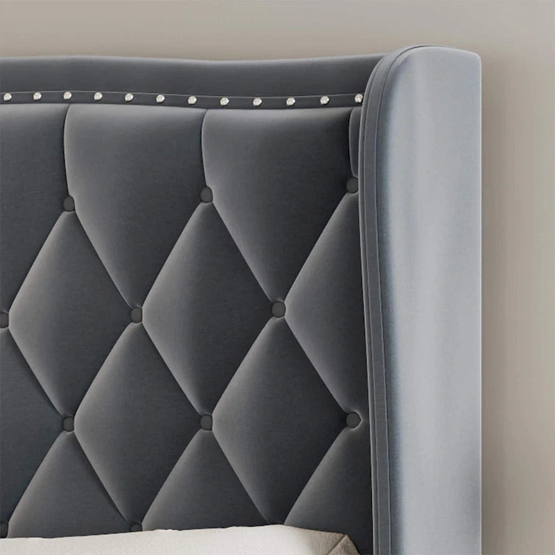 Tweepersoons bed met fluwelen bekleding, gewatteerd hoofdbord met zijpanelen en houten lattenbodem