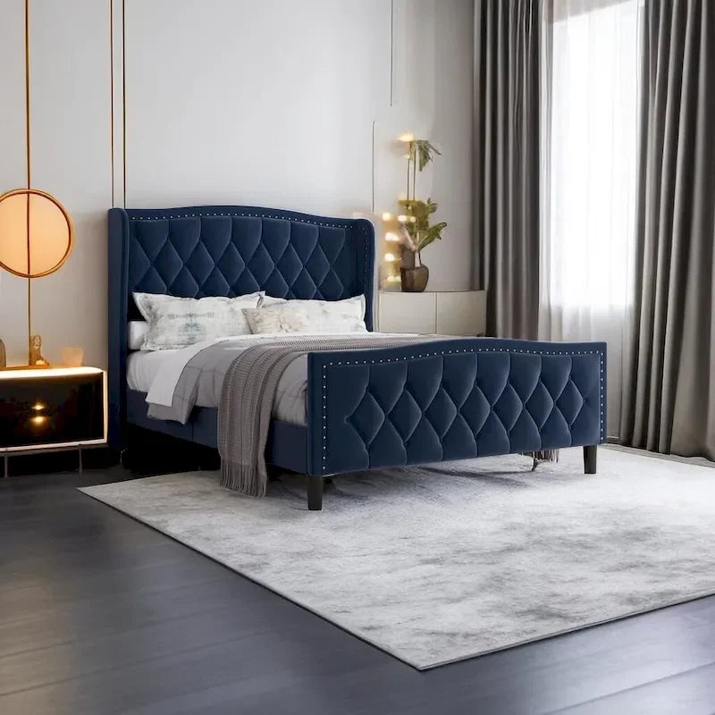 Tweepersoons bed met fluwelen bekleding, gewatteerd hoofdbord met zijpanelen en houten lattenbodem