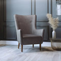 Gestoffeerde oorfauteuil met houten frame en poten