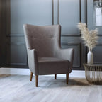 Gestoffeerde oorfauteuil met houten frame en poten
