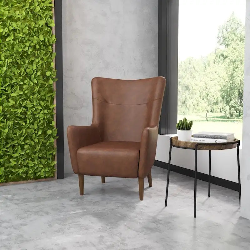 Gestoffeerde oorfauteuil met houten frame en poten
