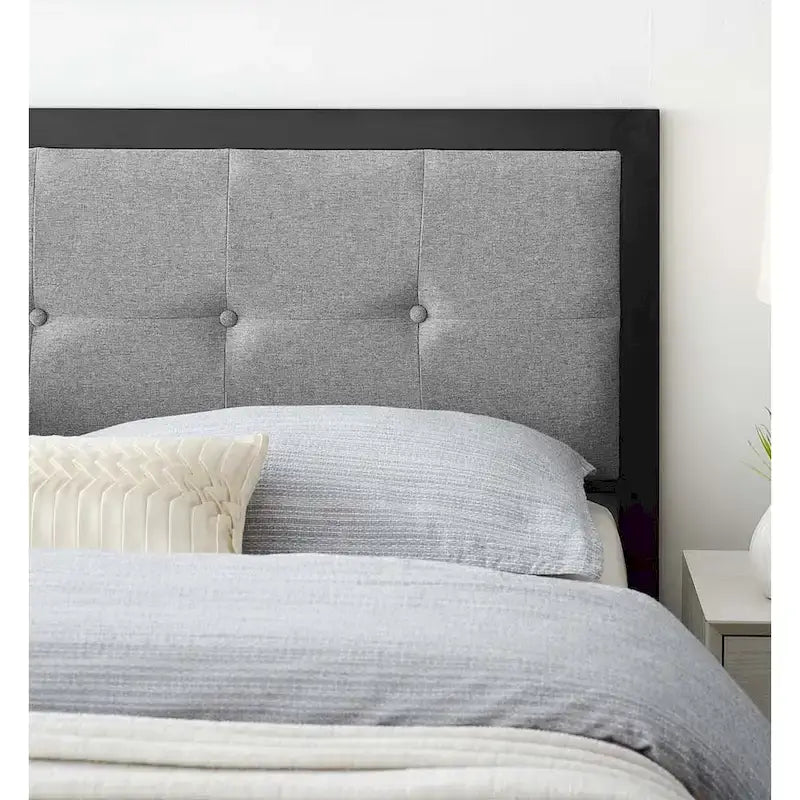 Lichtgrijze stoffen kingsize metalen hoofdbord met knoopbekleding