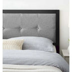 Lichtgrijze stoffen kingsize metalen hoofdbord met knoopbekleding