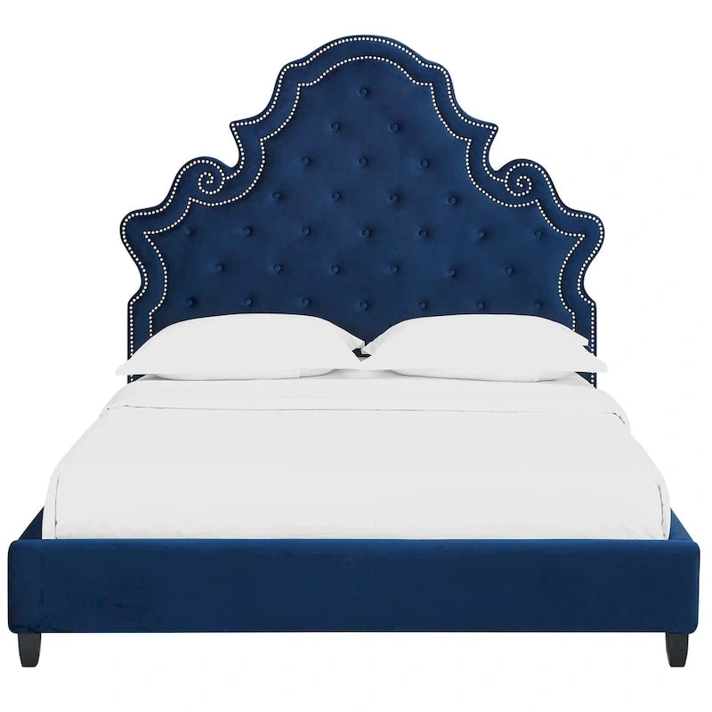 Koninginmaat gestoffeerd platformbed van blauw fluweel met nagelkopbies